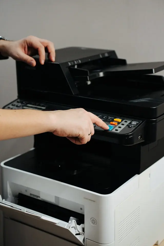 Services bureautiques : impressions, photocopies, numérisation, reliure, plastification et autres prestations essentielles pour entreprises et particuliers